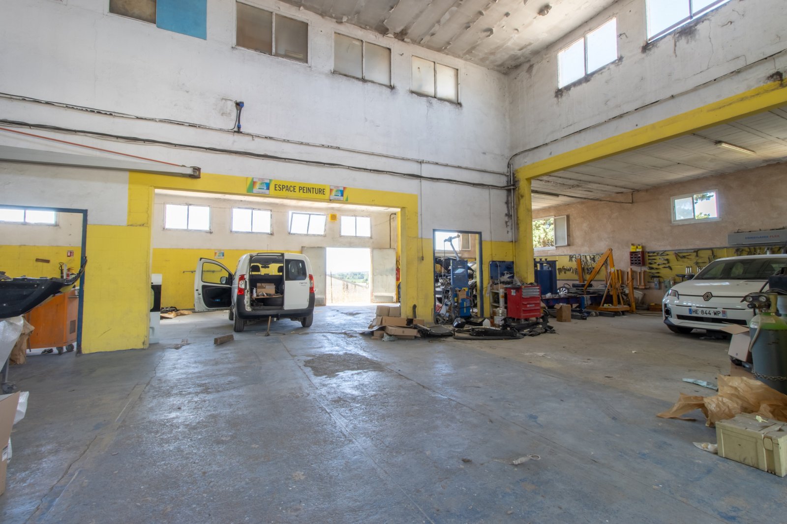 Vend local d’activite 750m2, bureau, appartement T5 145 m2 Beziers